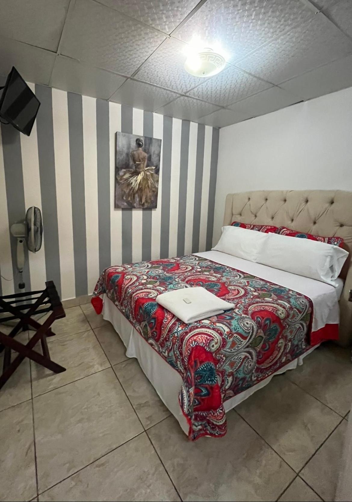 Hostal Rio Piedra Естелі Екстер'єр фото